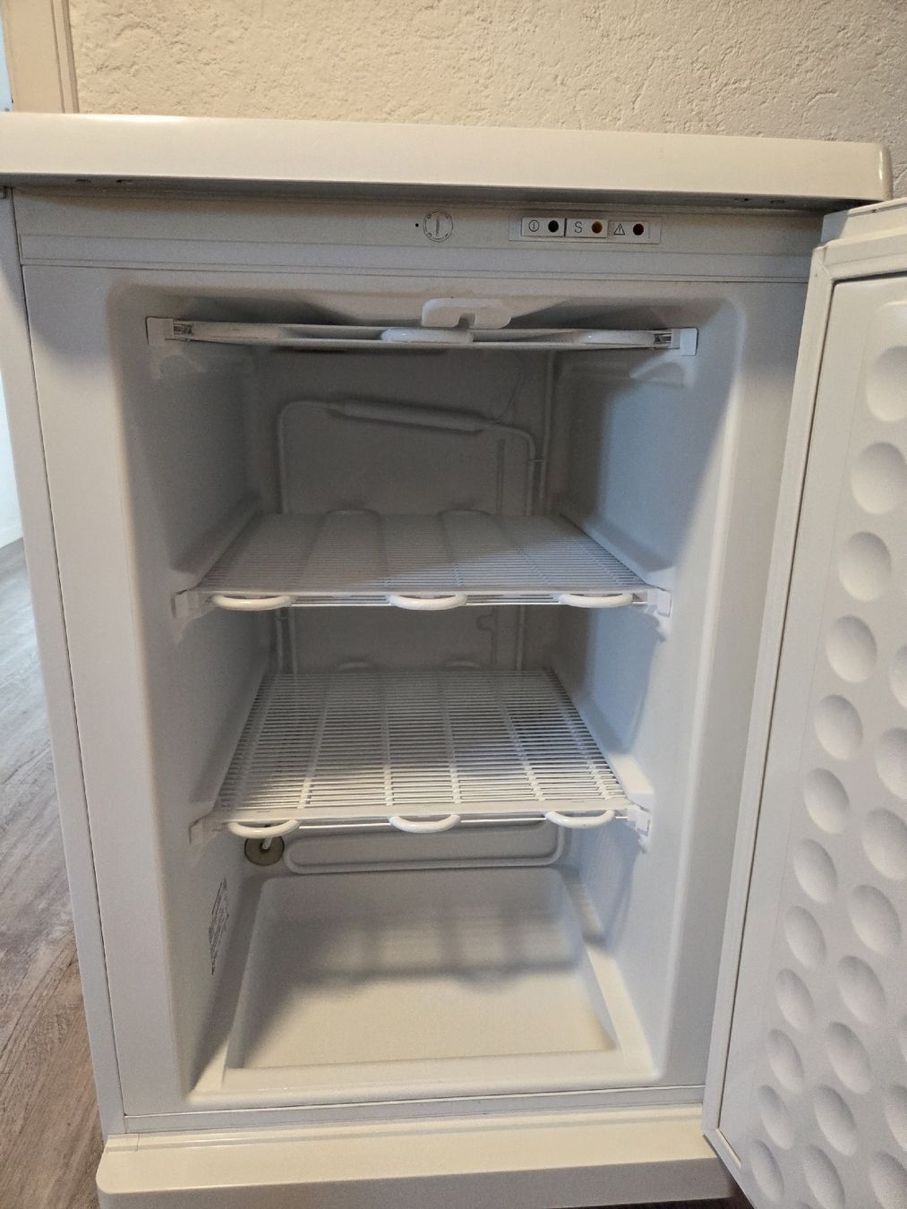 Bosch Congelatori: Bosch Gefrierschrank GSD11V21 | 80l | A+ – Usato da Rothenburg venduto da RaphiS549 3