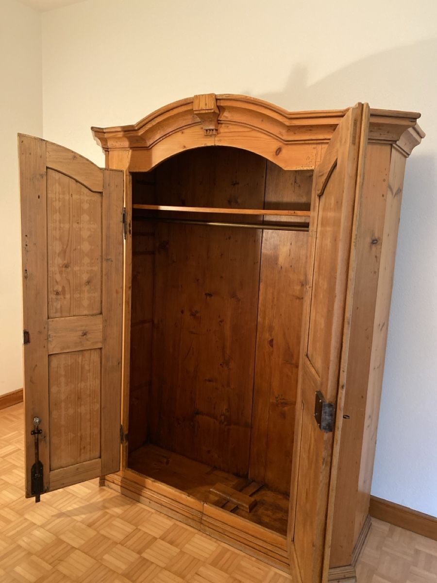 Armadi: Schrank – Usato da Luzern venduto da Gustav-33 6