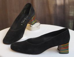Elegante Wildleder-Schuhe mit speziellem Absatz
