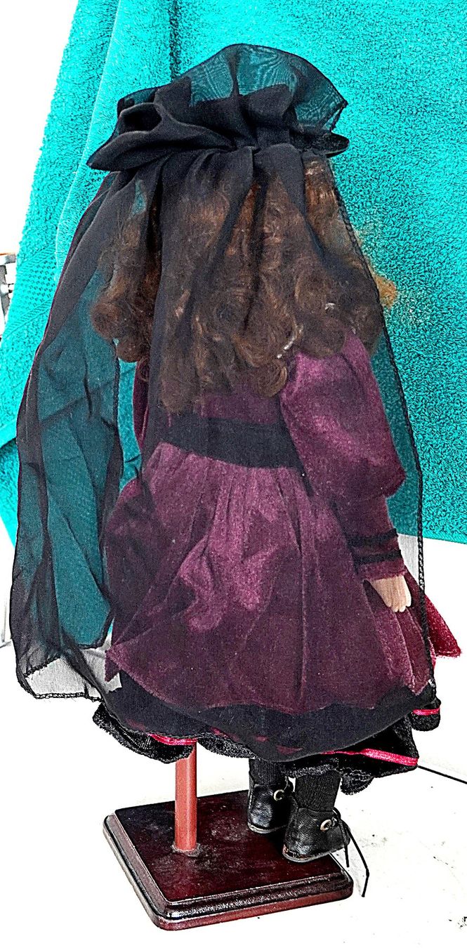 Bambole: Porzellan Puppe mit Samt Kleid – Usato da Baar venduto da 2cvbaar 2