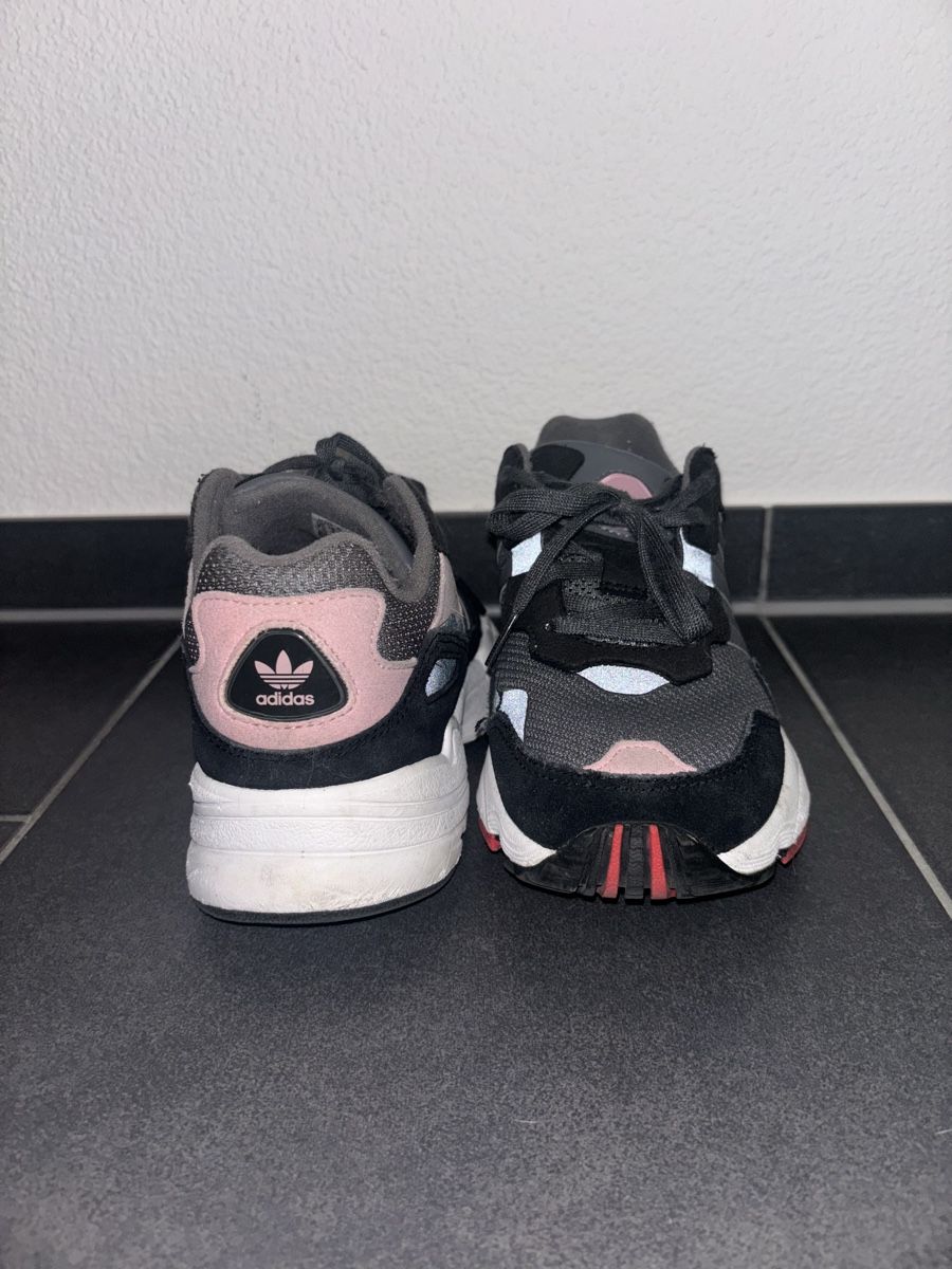 Scarpe da donna: Adidas Schuhe 36 2/6 – Usato da Zofingen venduto da dar_ff5f 1
