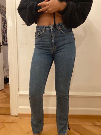 Skinny Jeans mit kleinen Schlitzen an Hosenbein (Weekday)