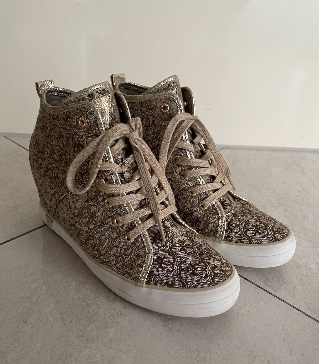 Guess Scarpe da donna: Guess Schuh Gr. 38 Keilabsatz – Usato da Dagmersellen venduto da Arcticsnow2017 1