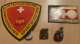 Lot Aufkleber und Pin Thema Schiessen