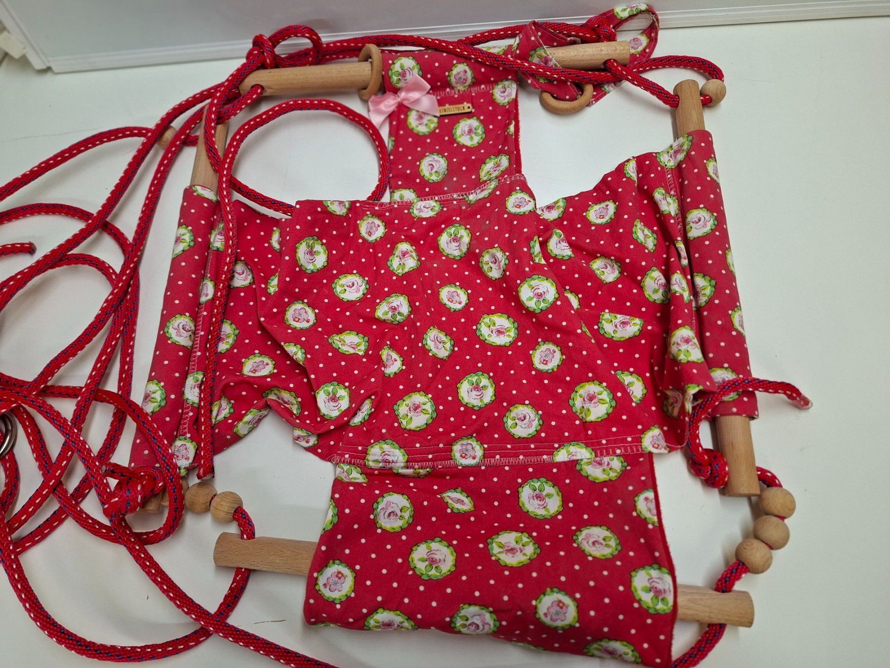 Poltrone pensili da giardino: Handgemachte Baby Hängematte/Hängesessel, rot – Usato da Wettingen venduto da Wendemarket 1