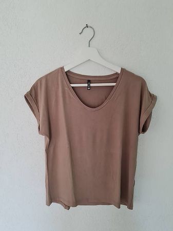 Nudefarbenes T-Shirt