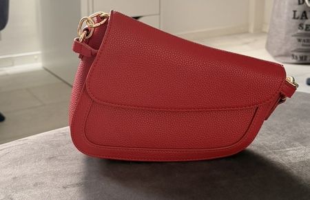 Rote Handtasche