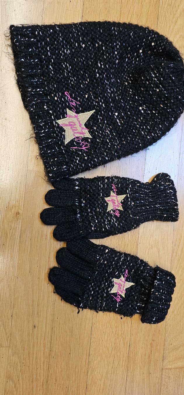 Kleiderpakete & -sets: Winterset Mütze & Handschuhe  schwarz – Gebraucht aus Ferden von jemyce