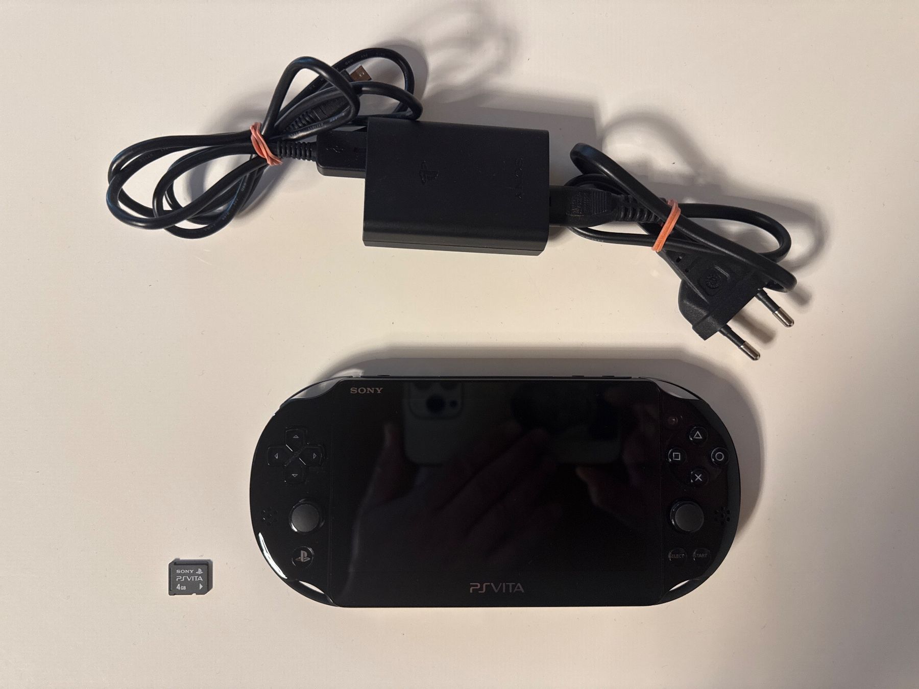 Sony Console: Sony PS Vita, Model PCH-2004 mit Ladekabel – Usato da Niederbipp venduto da nbf_qy2d
