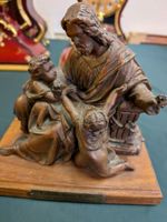 Bronce Heiligenfigur, signiert und beschrieben.
