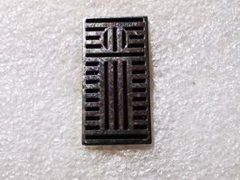 Ansteckpin 49: Limmatdruck Buchstabe "i"