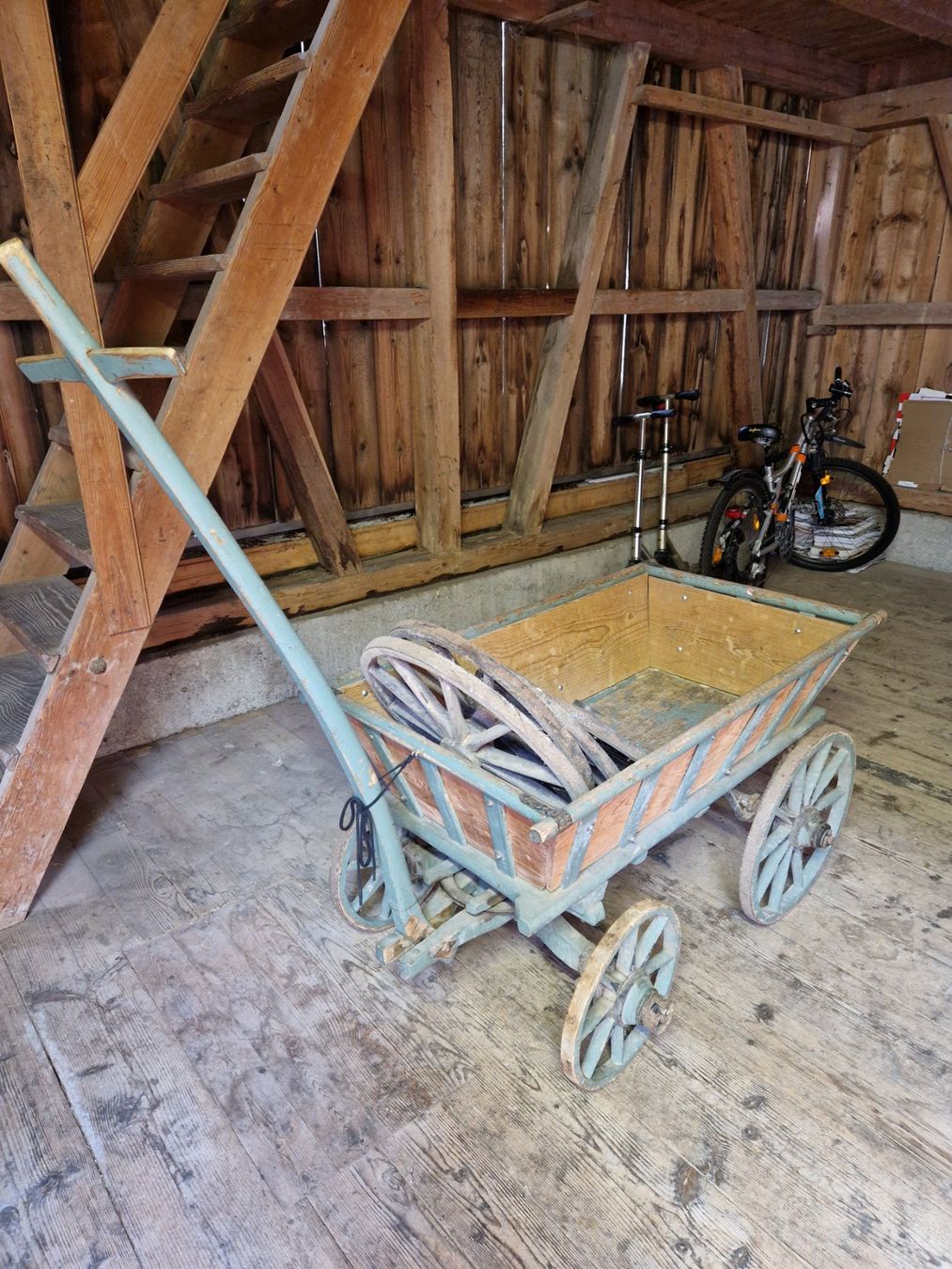 Tutte le decorazioni: Alter Bollerwagen mit Ersatzräder – Usato da Rothenhausen venduto da Deltassion 2