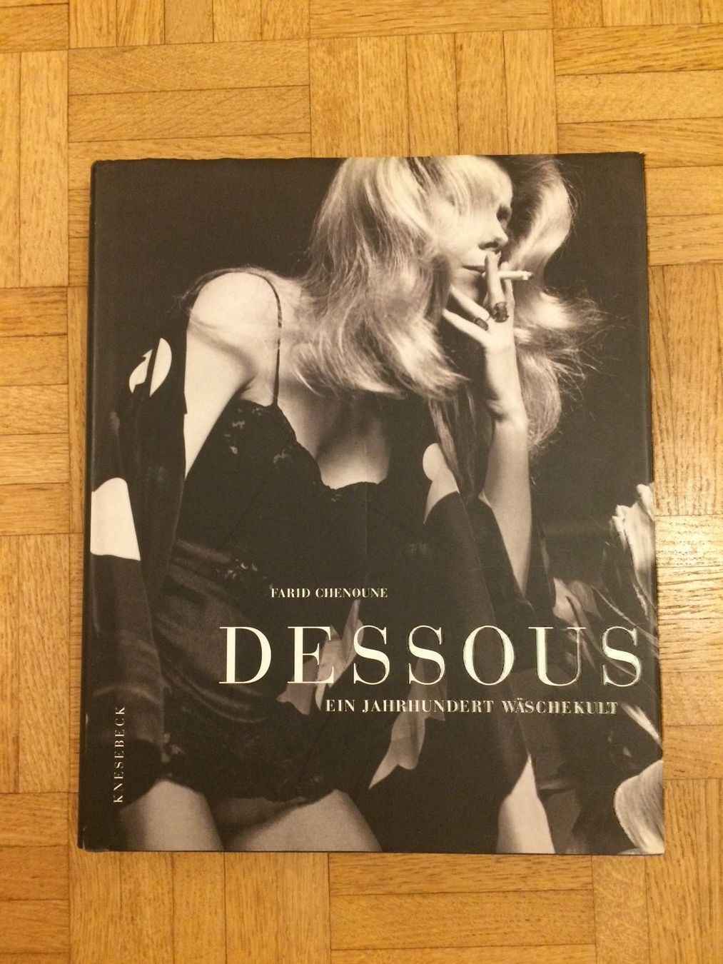 Libri: Buch "Dessous" Ein Jahrhundert Wäschekult – Nuovo (secondo la descrizione) da Basel venduto da ros_xyp8