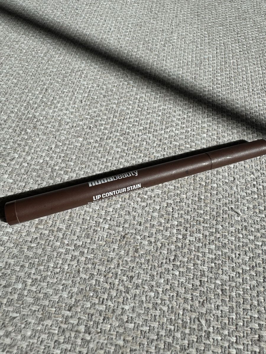 Huda Beauty Make-up: Huda Beauty Lipliner – Usato da Zürich venduto da MHW23