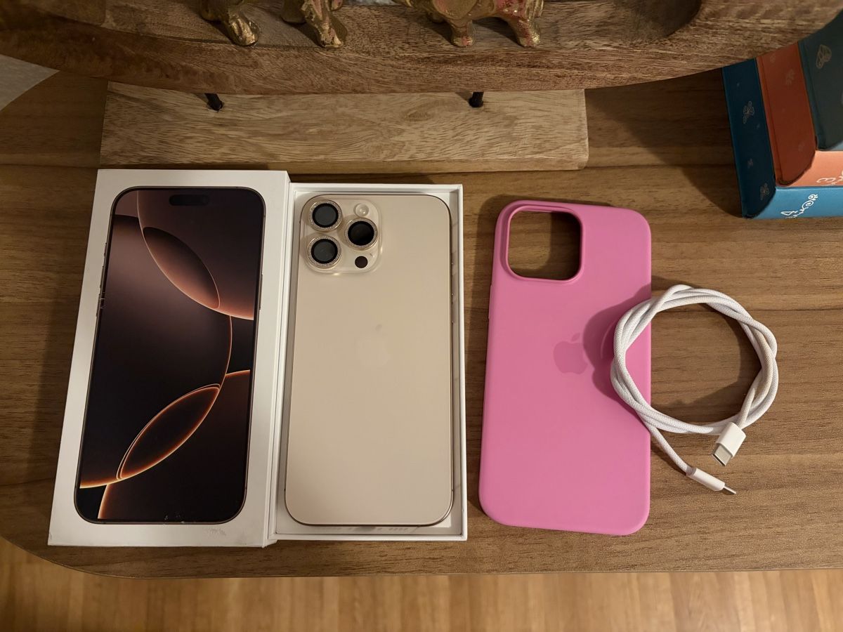 Apple Telefoni cellulari / Smartphones: iPhone 16 Pro Max Desert Titanium, 512GB – Usato da Tobel venduto da luna_980911