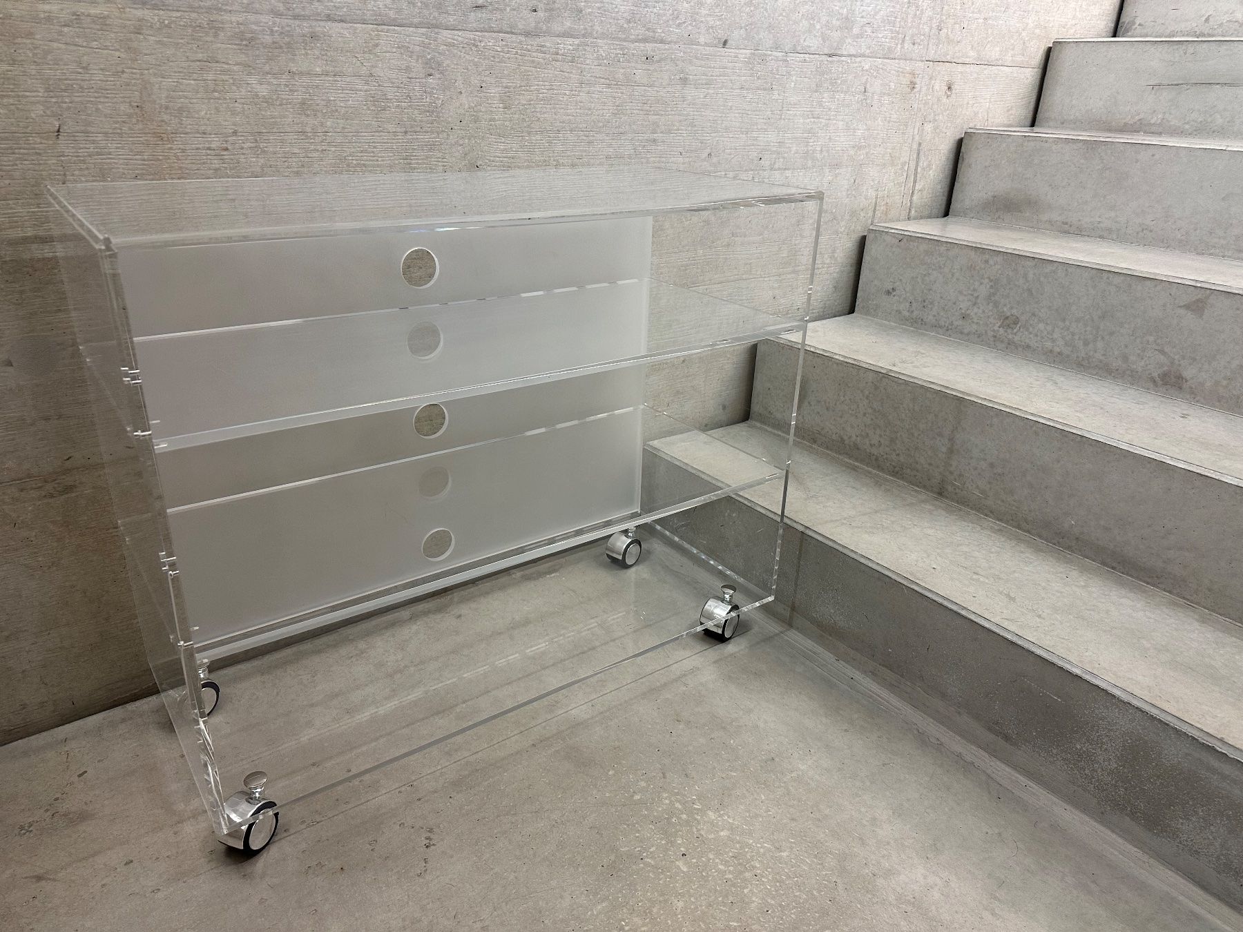 Sonstiges zum Kartsport: Media cart plexiglass vintage 🤍 Rollmöbel TV Plexiglas – Gebraucht aus Zuerich von mas925 7