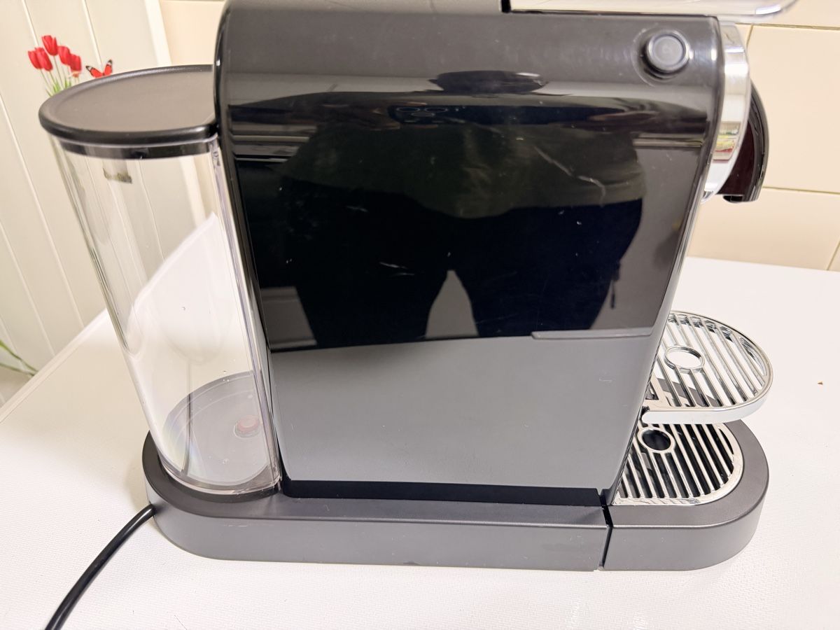 Kaffeemaschinen & Espressomaschinen: Machine à café Nespresso Pixie noire, état neuf – Neu (gemäss Beschreibung) aus Ecublens VD von djromeo02 1