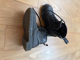 Black Dr. Martens Boots - Cosy & Durable, Winter Ready!