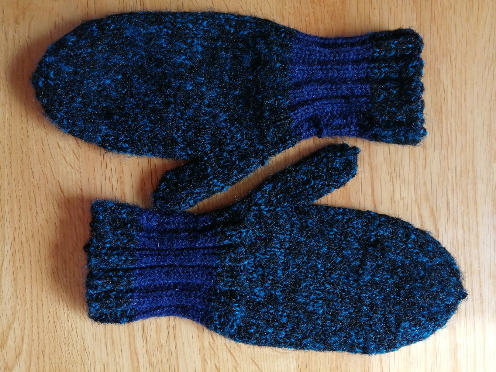 Guanti: Handgestrickte, warme Winterhandschuhe in Blau/Schwarz – Usato da Honau venduto da holunder3 2