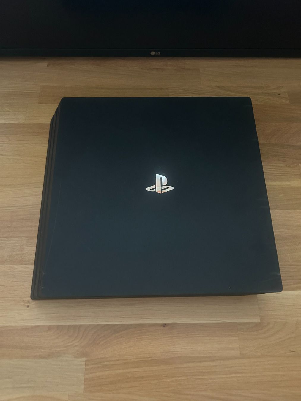 Sony Console: PS4 PRO 1 TB MIT 2 CONTROLLERN UND KABELN – Usato da Lenzburg venduto da Joerebemi