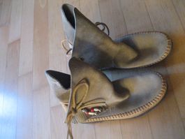 Wildlederboots mit Verzierung