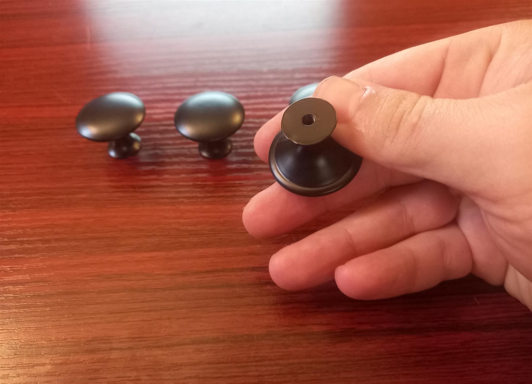 Ferramenta: 20x schwarze Möbelgriffe / Poignée noir pour meuble – Nuovo e nell'imballaggio originale da Lausanne venduto da batishop 1
