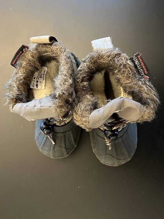 Scarpe per ragazzi: Bottes de neige isolées  – Usato da Vandoeuvres venduto da ann_lq5h 1