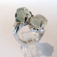 Ungeschliffener Kristall und Calcit Ring