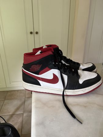 Nike Air Jordan 1 Mid, classic style, size 45 eu worn twice