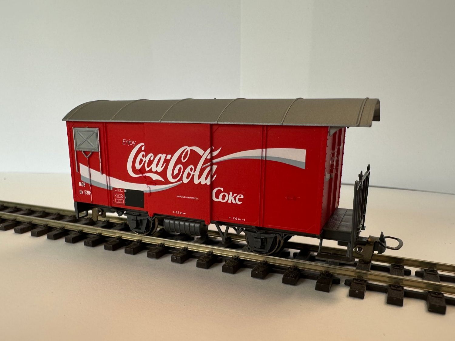 Bemo Modellini di ferrovie: Bemo - MOB Gk 530 - Gedeckter Güterwagen "Coca Cola" – Nuovo e nell'imballaggio originale da Domat/Ems venduto da mmx4001 1