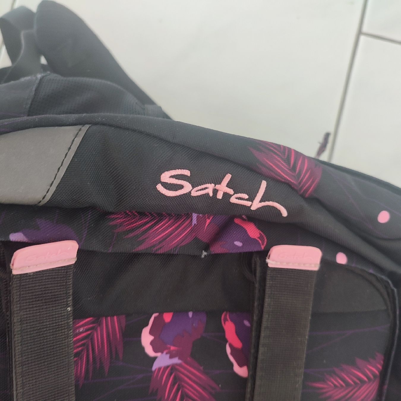 Satch Kindertaschen: Satch Rucksack schwarz mit Blumenmuster  – Gebraucht aus Unterägeri von Kudu25 3