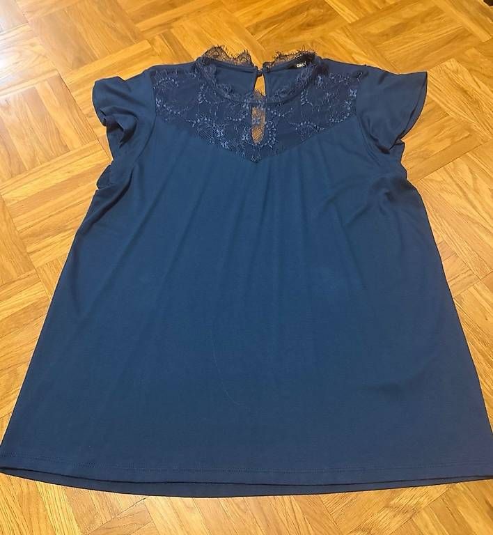 Top: Haut bleu marine dentelle taille M – Nuovo (secondo la descrizione) da Lausanne venduto da loi_8msc 4
