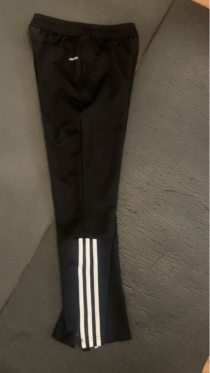 Adidas Hosen: Adidas Trainingshose, Gr. 152, Schwarz mit Streifen Design! – Gebraucht aus Zürich von 15mayo15