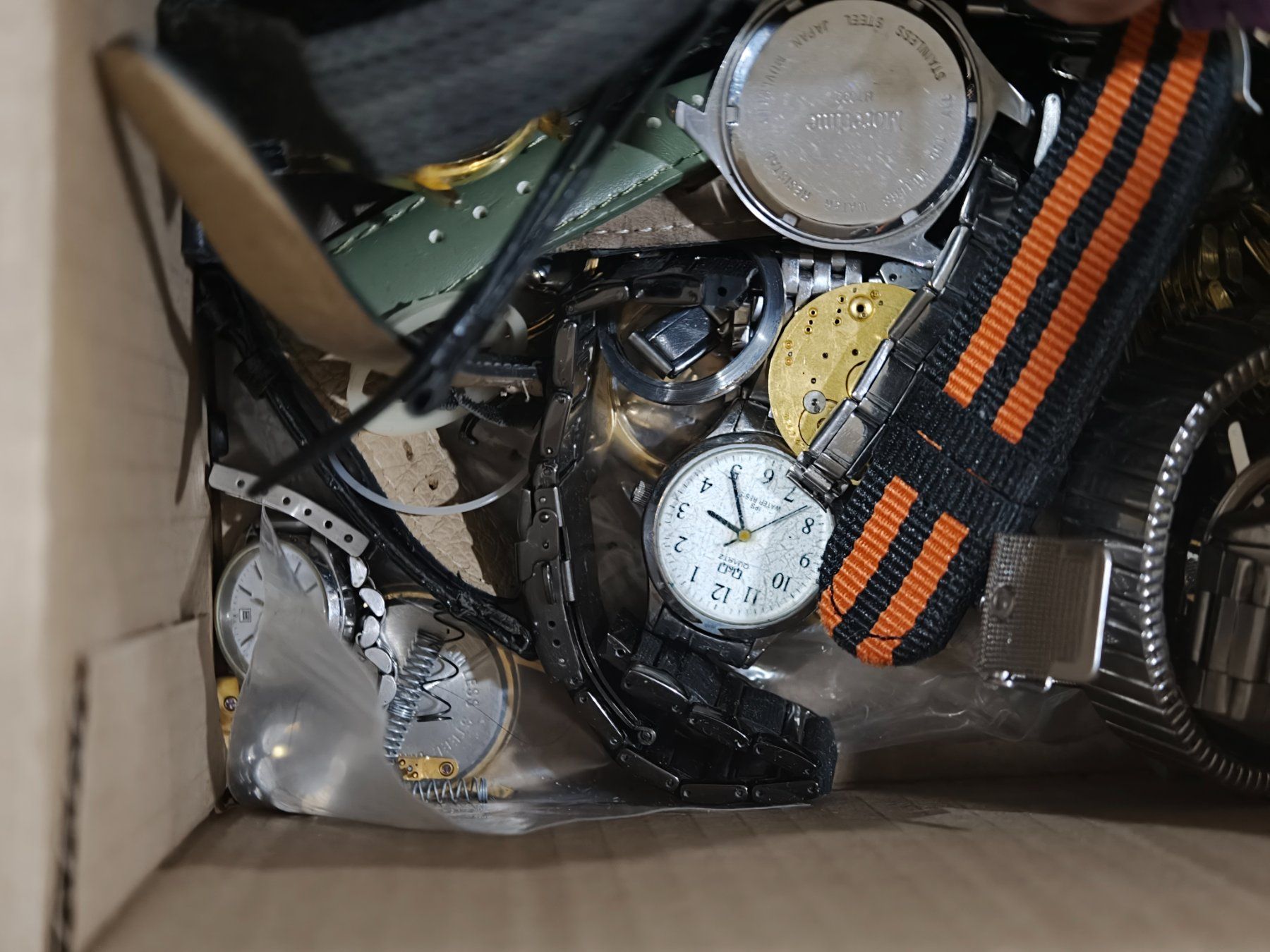 Montres: Ab 1Fr.  4. Lot Uhrenteile – Défectueux à Altstätten SG par CuratedChapter 1