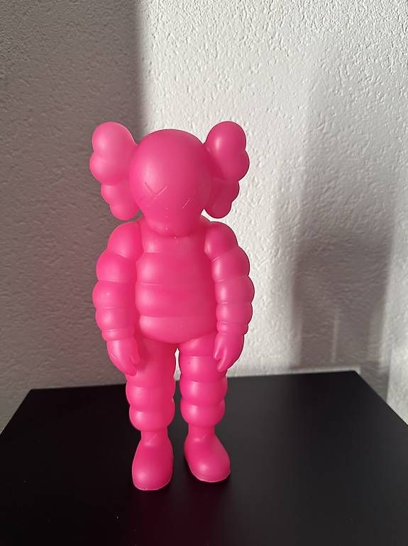 Statuette: Figurine KAWS x Michelin rose – Usato da Vevey venduto da diogodasilva_