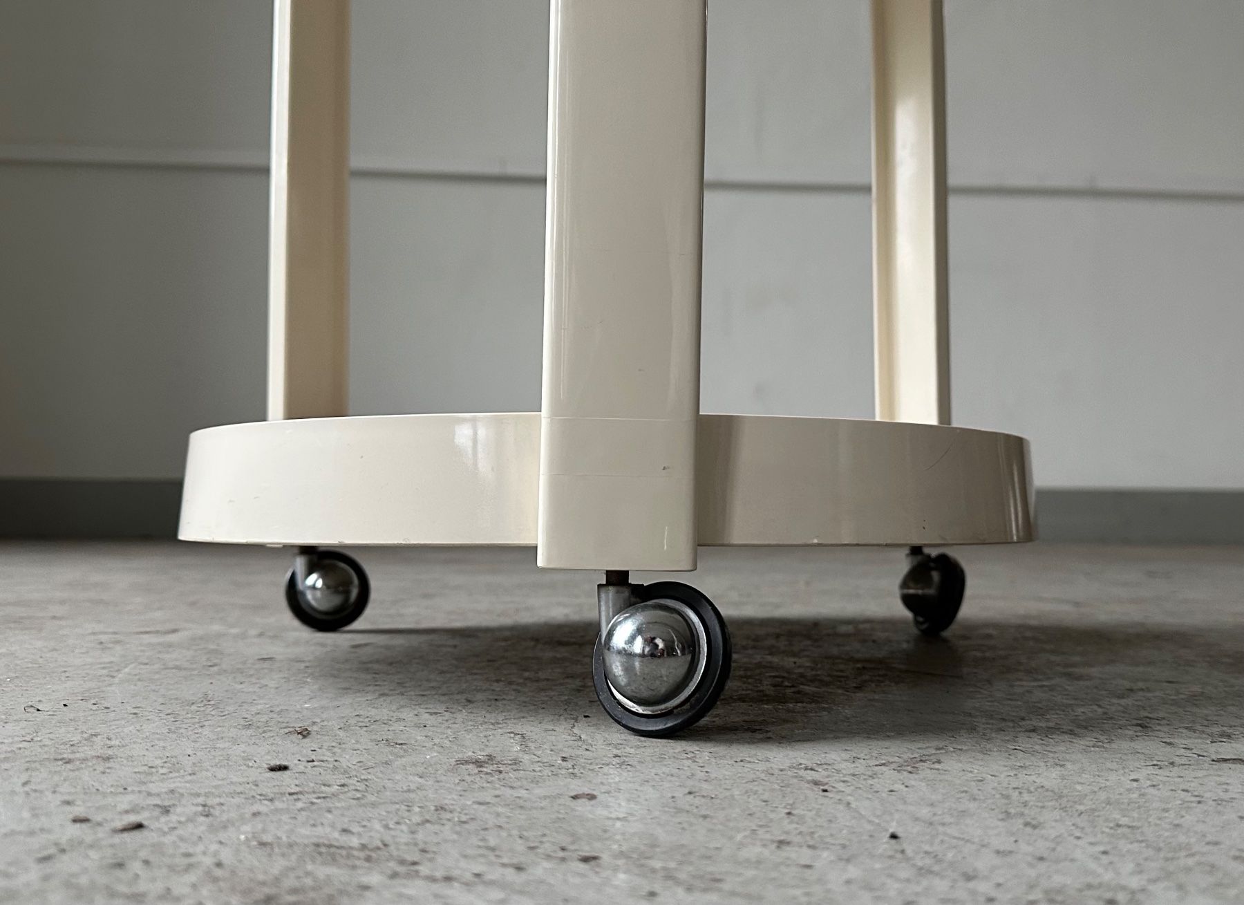 Carrelli di servizio: Vintage Trolley /Beistelltisch – Usato da Zürich venduto da frauflufelberg 4