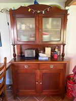 Credenza antica a due corpi in legno massiccio con vetrina