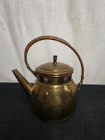 Messing Kanne mit Rattan Griff gemustert Jungenstiel