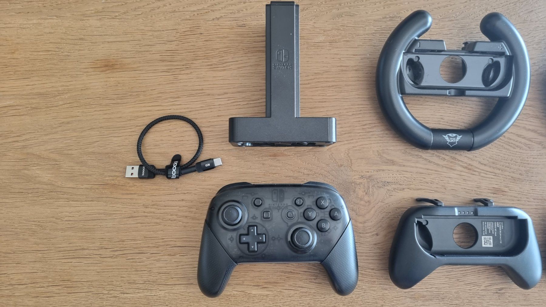 Nintendo Controller: Nintendo Switch Pro Controller Ladestation und Zubehöre – Usato da Birsfelden venduto da val_d9c2 1