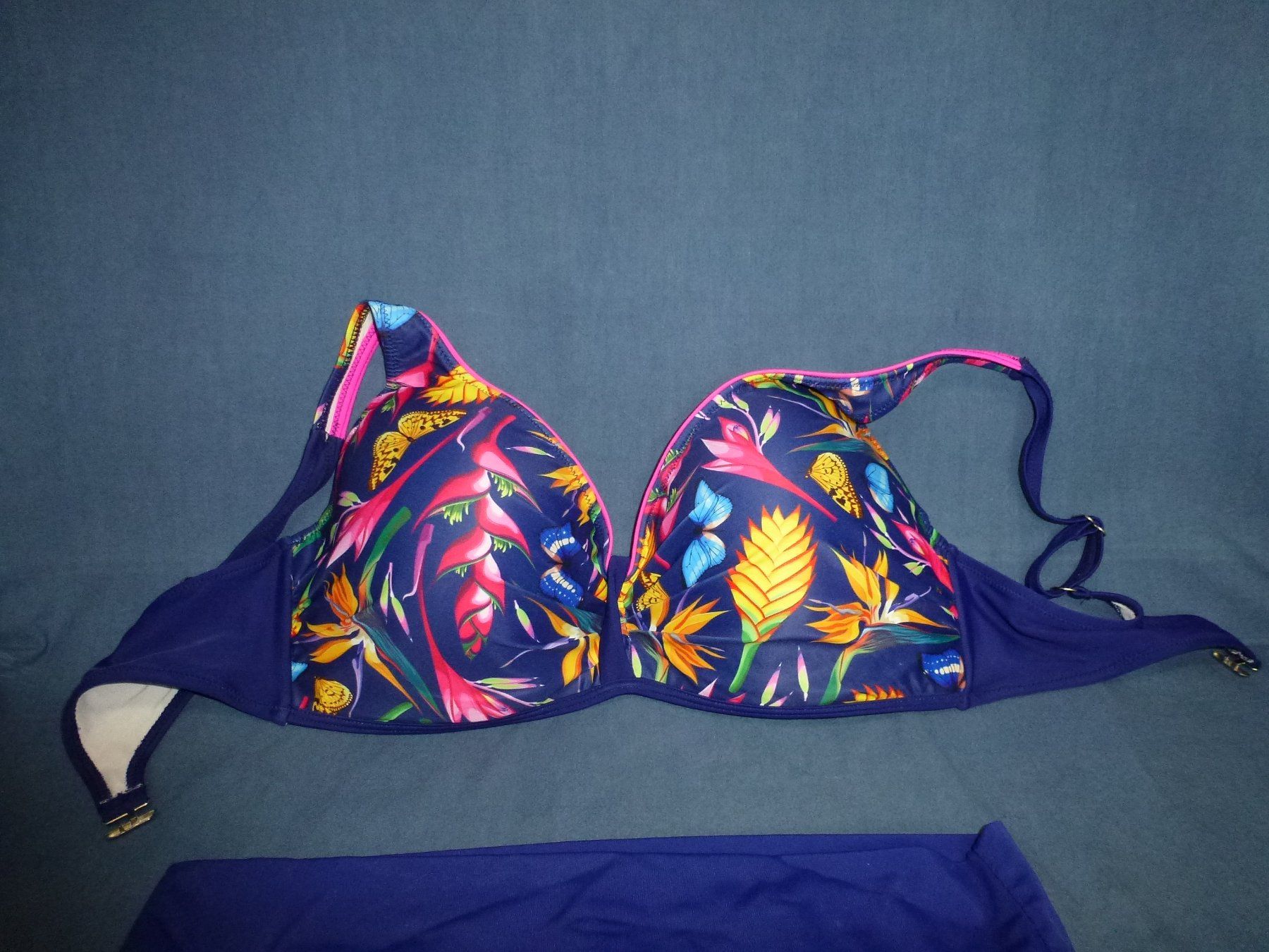Costumi da bagno & Bikini: BIKINI MIT HOSE HOHER BEINAUSSCHNITT CUP 95 D / E  HOSE 44 – Nuovo (secondo la descrizione) da Kreuzlingen venduto da ang_7k8d 1