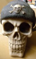 Totenkopf Deko Schädel mit Mütze 💀
