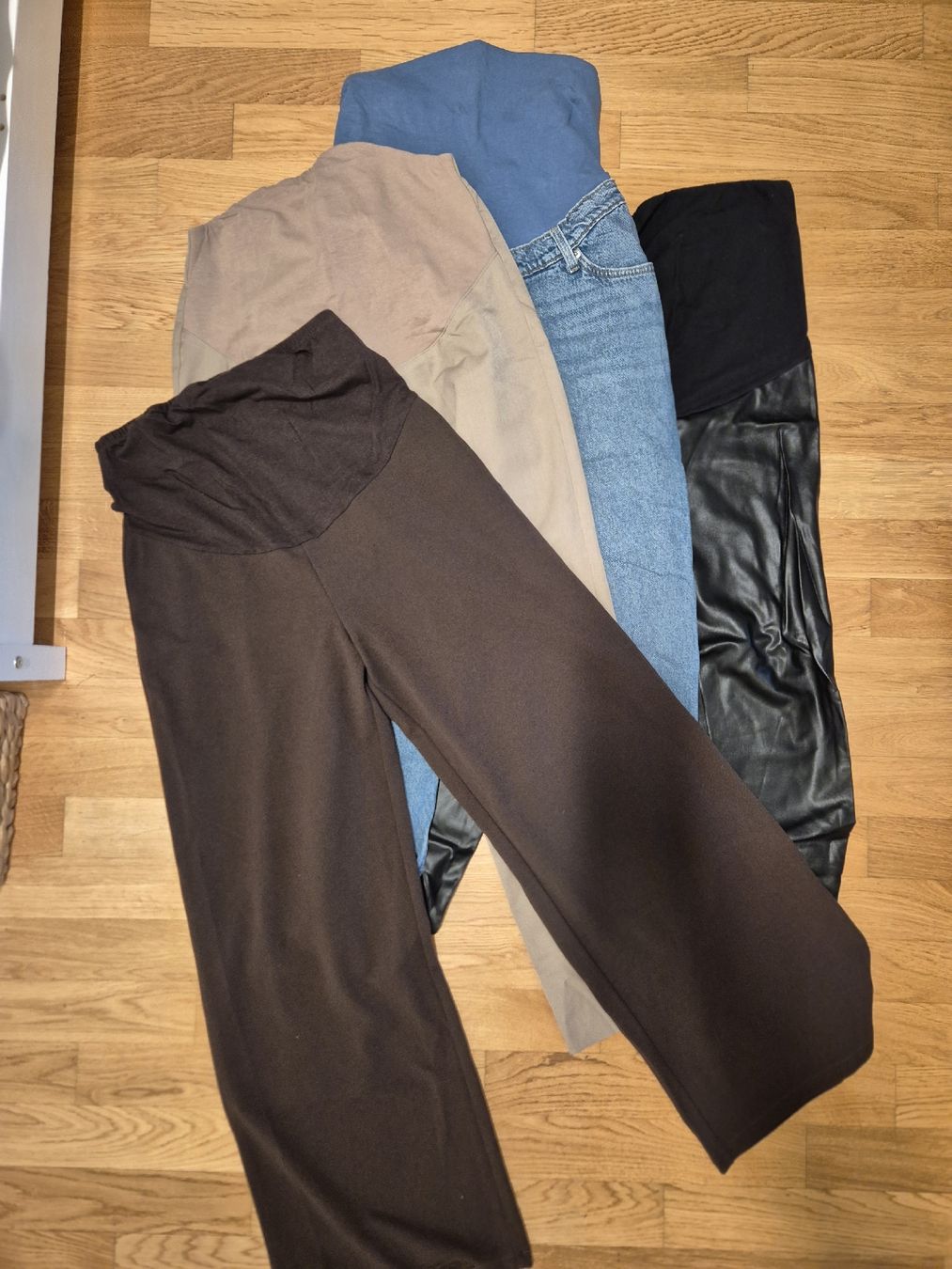 Calzedonia Lotti di vestiti: Schwangerschaftshosen – Usato da Basel venduto da lia_mary