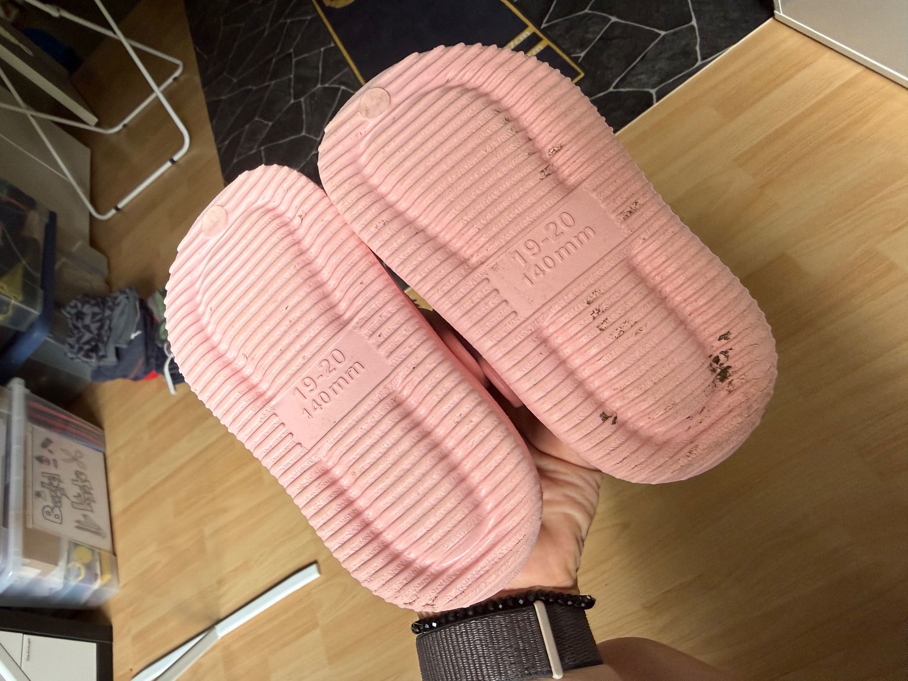 Chaussures garçon: Kinder Clogs Rosa Grösse 19-20 mit Futter – D'occasion à Edlibach par Kiwi610 1