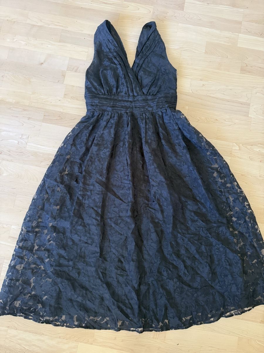 Robes: Ein wunderschönes schwarzes Kleid.  – D'occasion à Stäfa par yei_8vlc 2