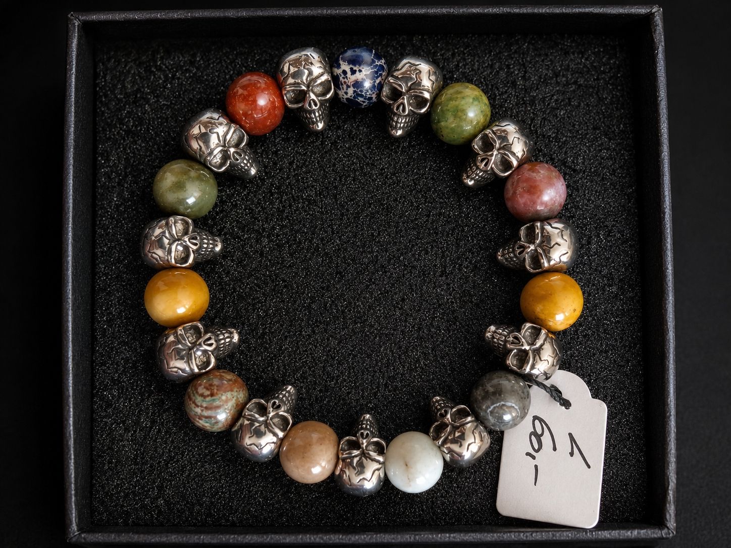 Armbänder & -reifen: Bracelet perles et crânes  – Neu und originalverpackt aus chatel St denis von AD.Leder.Cuir