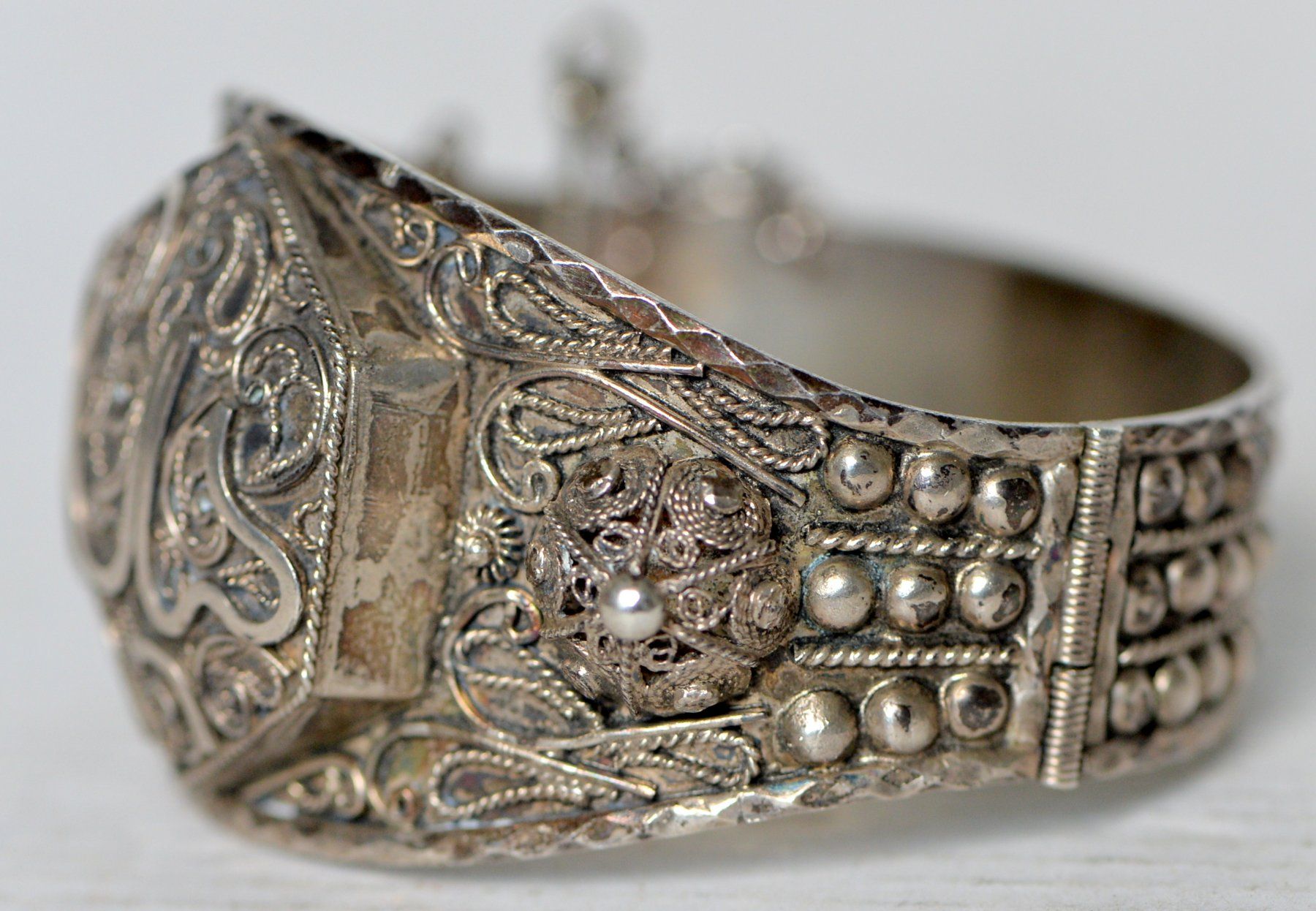 Bracciali & Braccialetti: Ancien bracelet en métal – Usato da Neuchâtel venduto da Neuchatel 1