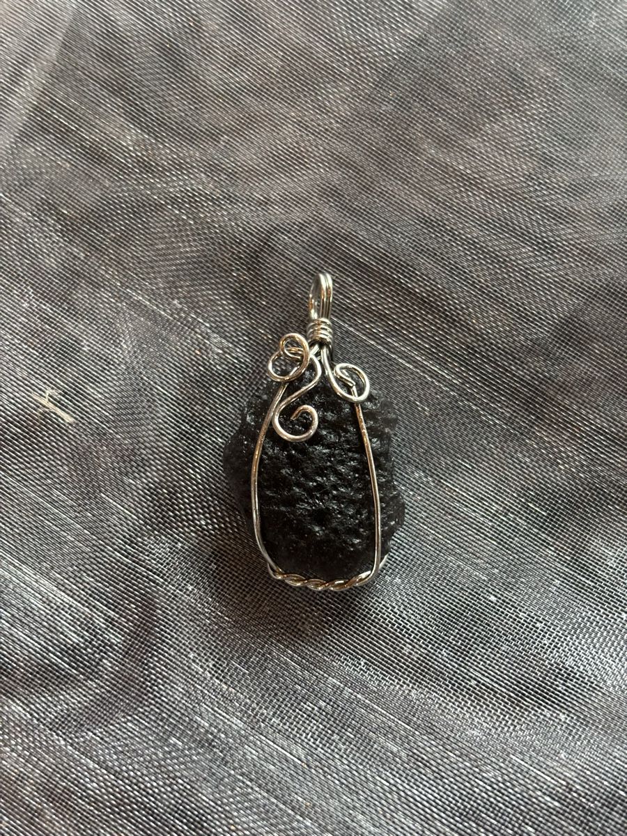 Pendentifs: Pendentif pierre volcanique tectite – Neuf avec emballage d'origine à Perroy par barballalla 1