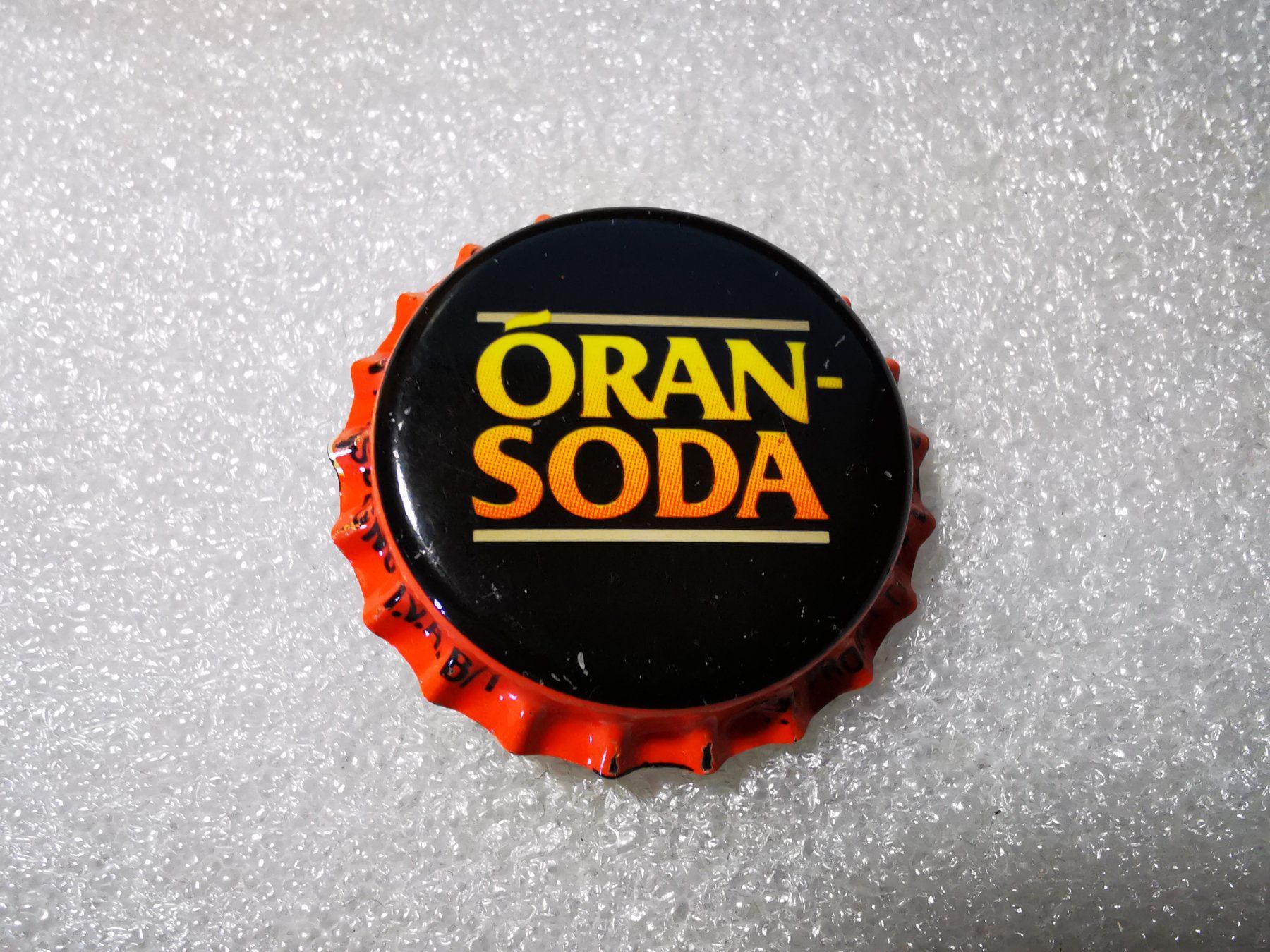 Placchette & Badge: Ansteckpin 63: Oran-Soda – Usato da Oppligen venduto da Pin-Fall-Shop