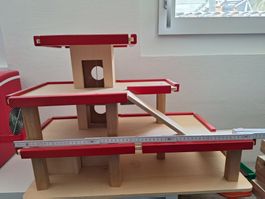 Spielzeug Garage mit Lift aus Holz