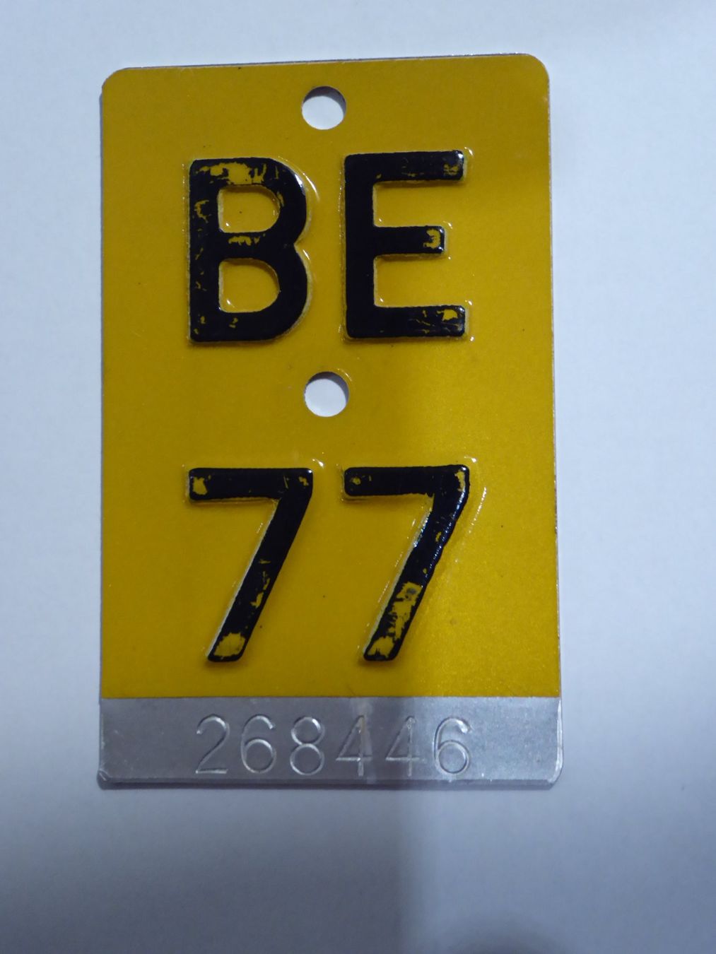 Insegne: Velonummer (Mofa) BE 77 – Usato da Stadel-Winterthur venduto da Puch1953